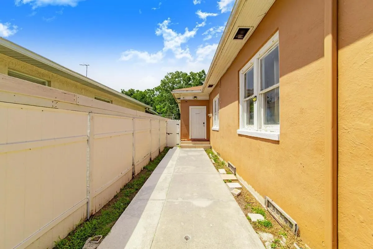 Casa vacanze Cozy 3Br With Workspaces And Laundry Tampa