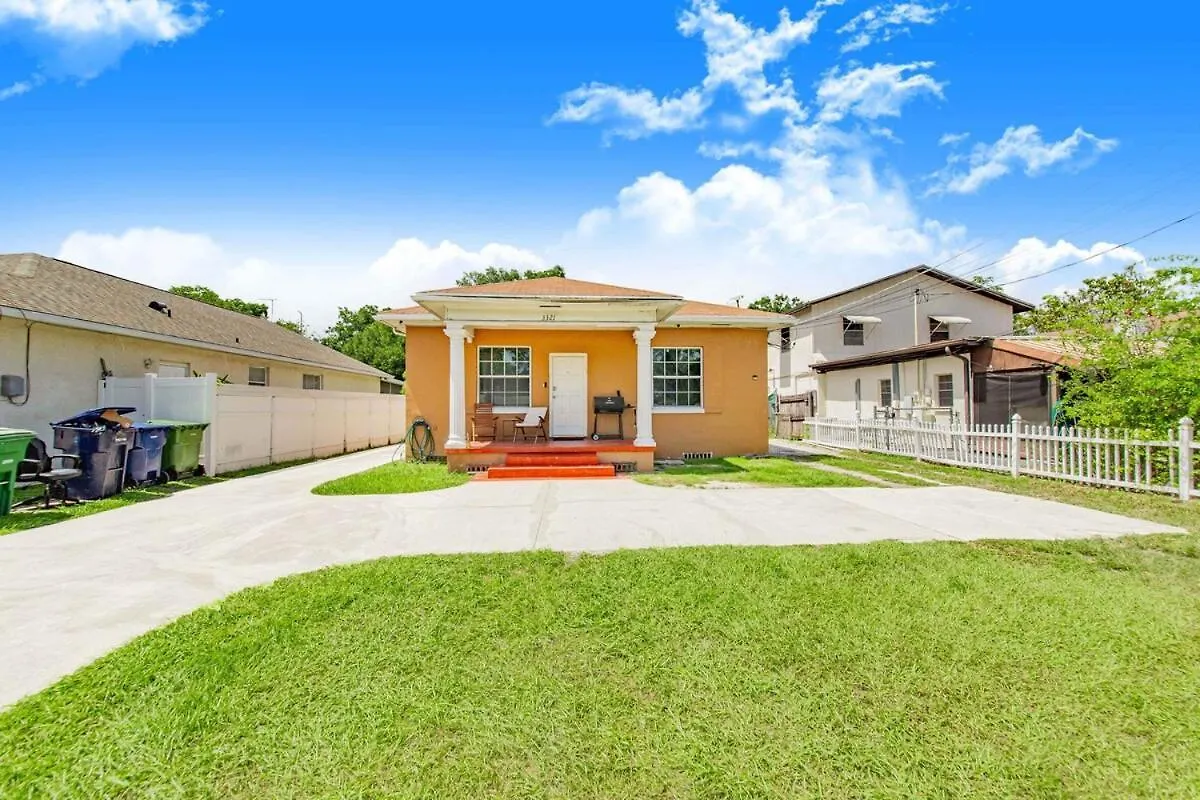 Casa vacanze Cozy 3Br With Workspaces And Laundry Tampa